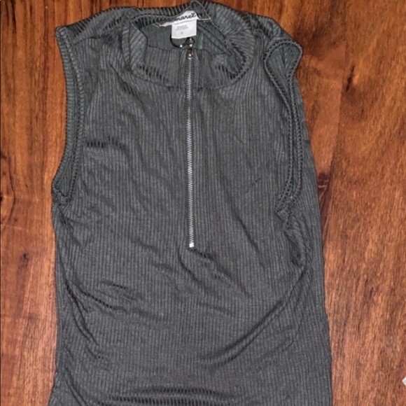 A bodysuit without any sleeves - Picture 2 of 2